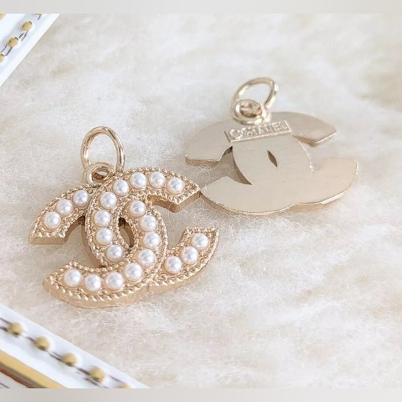 CHANEL Vintage Button Charm Logo Gold/Pearl 22mm - Picture 3 of 3